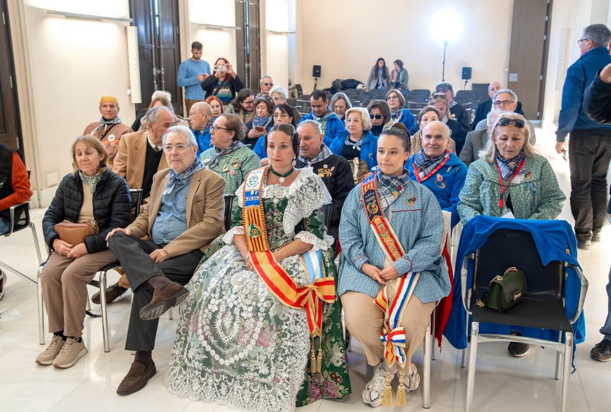 Una delegación de los CEVEX visitó la exposición del Puerto de Valencia sobre los barcos falleros